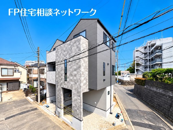 外観:前面道路は車通りの少ない道路。小さなお子様も安心です。お車の出し入れが苦手な方も駐車しやすそうです。