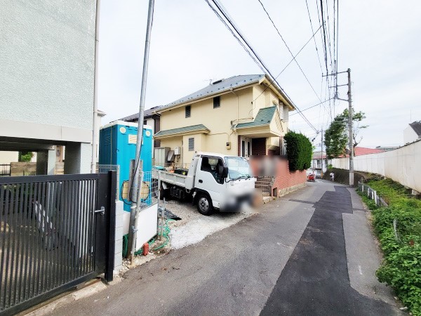 外観:前面道路含む現地外観写真（建築中）