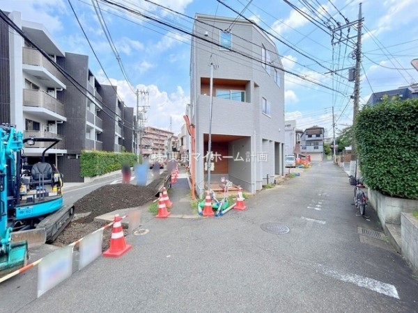 外観:前面道路含む現地外観写真