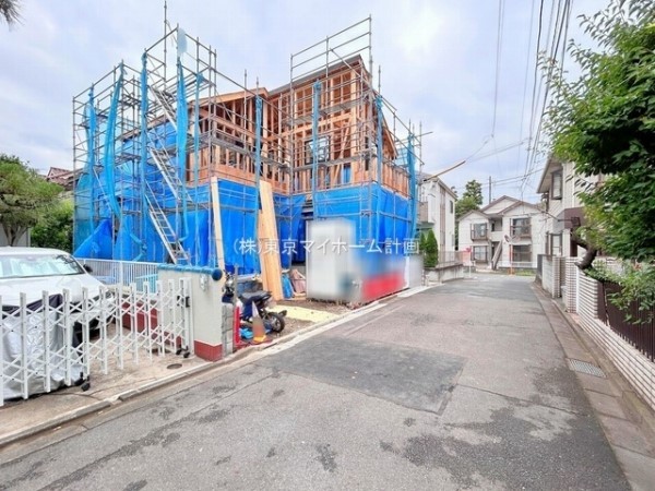 外観:前面道路含む現地外観写真（建築中）