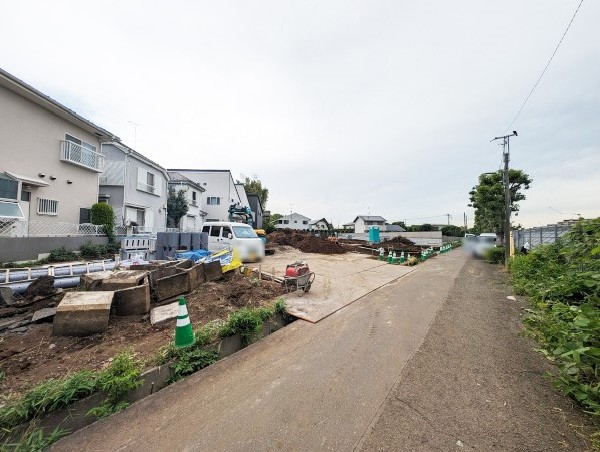 外観:前面道路含む現地土地写真