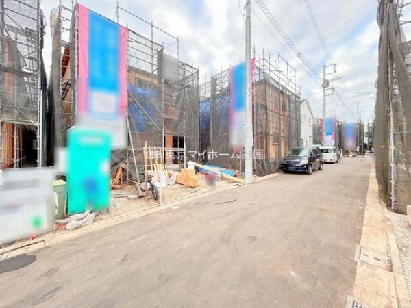 外観:前面道路含む現地外観写真（建築中）