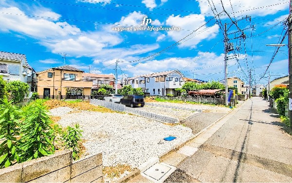 外観:前面道路含む現地土地写真