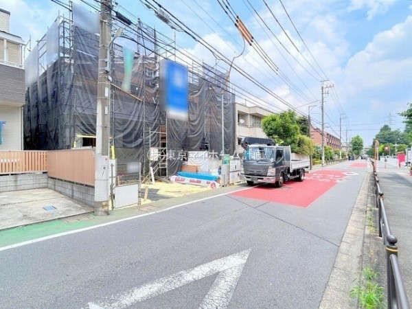 外観:前面道路含む現地外観写真（建築中）