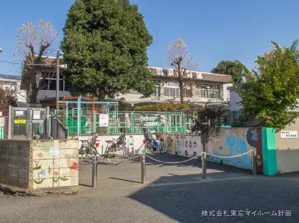 周辺環境:神代保育園(つつじヶ丘駅徒歩10分の距離で通勤される方には助かる立地です。また、緑の多い静かな住宅地のなかにある自然に恵まれています。園庭東側の裏庭では子供たちと一緒に野菜作りを行っています。)