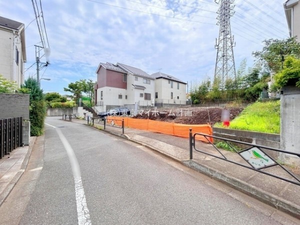 外観:前面道路含む現地土地写真