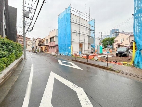 外観:前面道路含む現地外観写真（建築中）