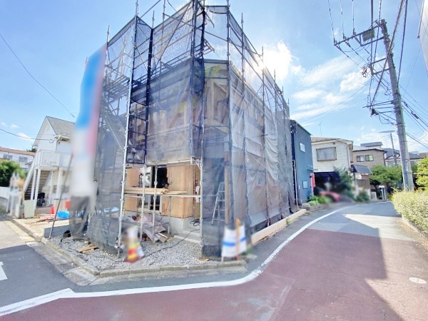 外観:前面道路含む現地外観写真（建築中）