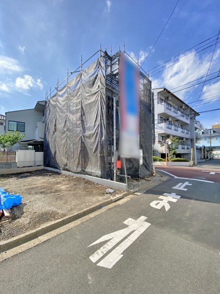 外観:前面道路含む現地外観写真（建築中）