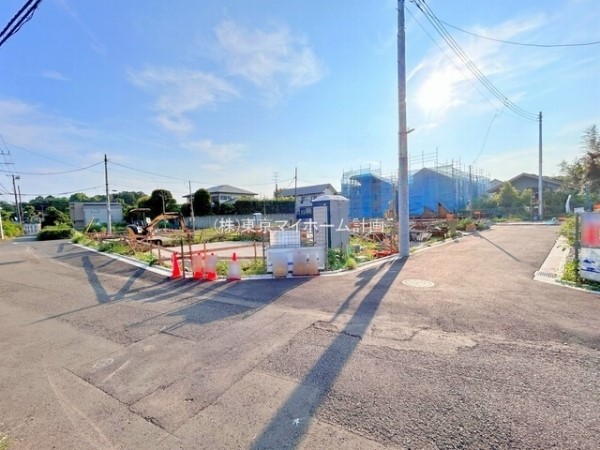 外観:前面道路含む現地外観写真（建築中）