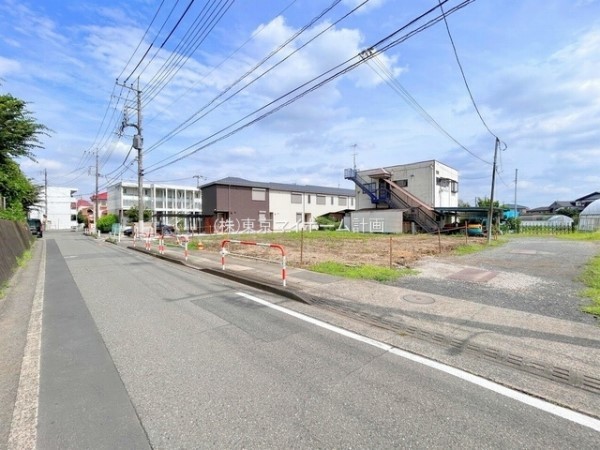 外観:前面道路含む現地外観写真（建築中）