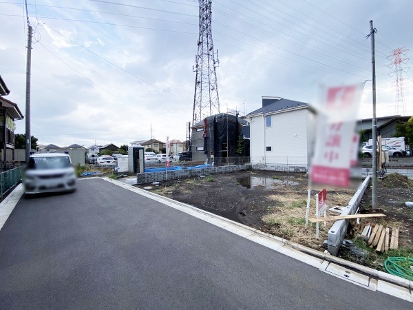 外観:前面道路含む現地土地写真