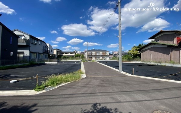 外観:前面道路含む現地土地写真