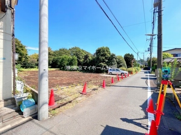 外観:前面道路含む現地土地写真