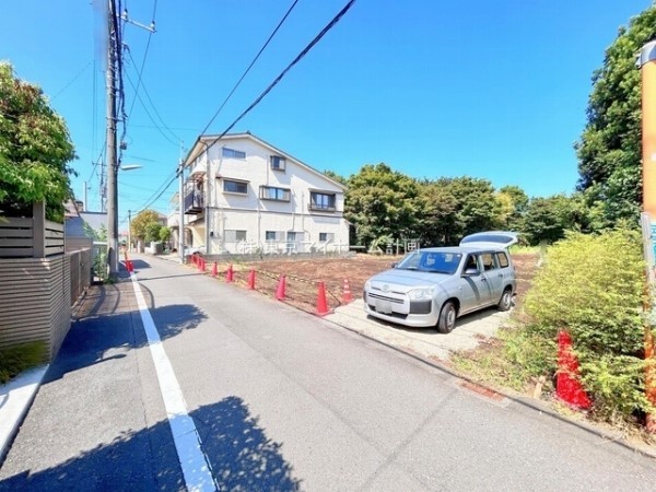 外観:前面道路含む現地土地写真