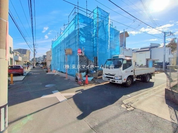 外観:前面道路含む現地外観写真