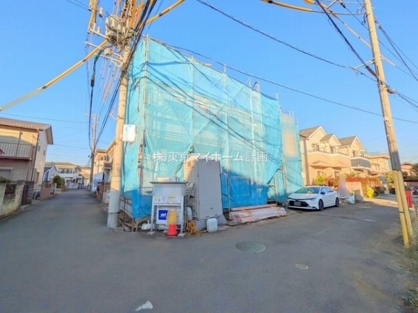 外観:前面道路含む現地外観写真（建築中）