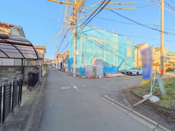 外観:前面道路含む現地外観写真（建築中）