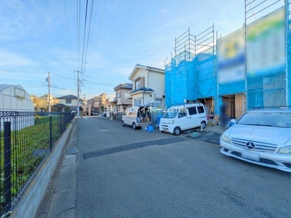 外観:前面道路含む現地外観写真（建築中）