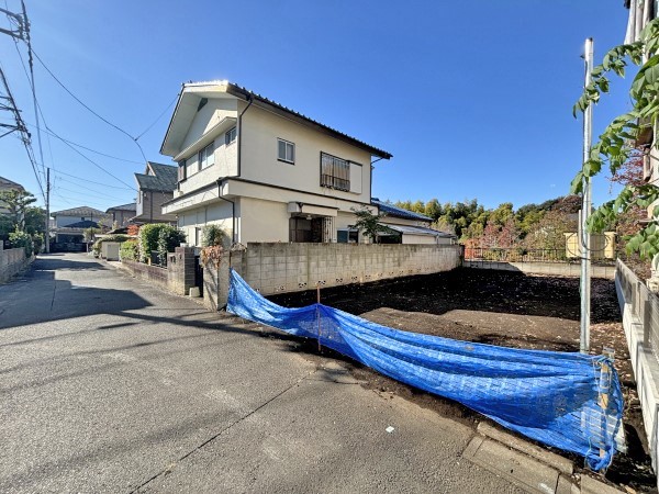 外観:前面道路含む現地土地写真