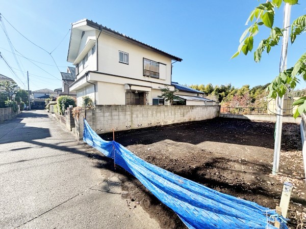 外観:前面道路含む現地土地写真