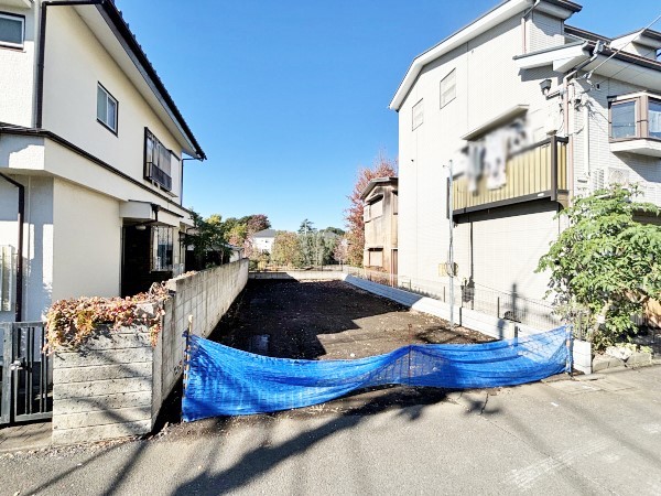 外観:前面道路含む現地土地写真