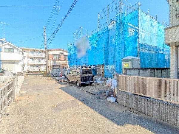 外観:前面道路含む現地外観写真（建築中）