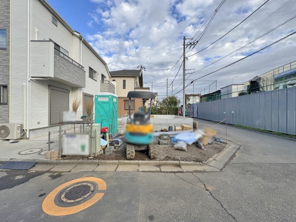 外観:前面道路含む現地外観写真（建築中）