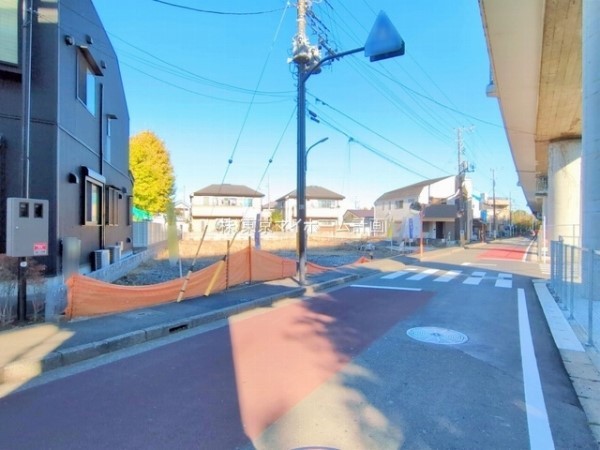 外観:前面道路含む現地土地写真