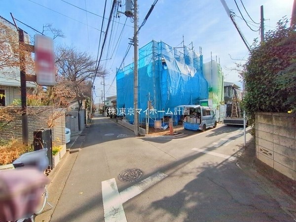 外観:前面道路含む現地外観写真（建築中）