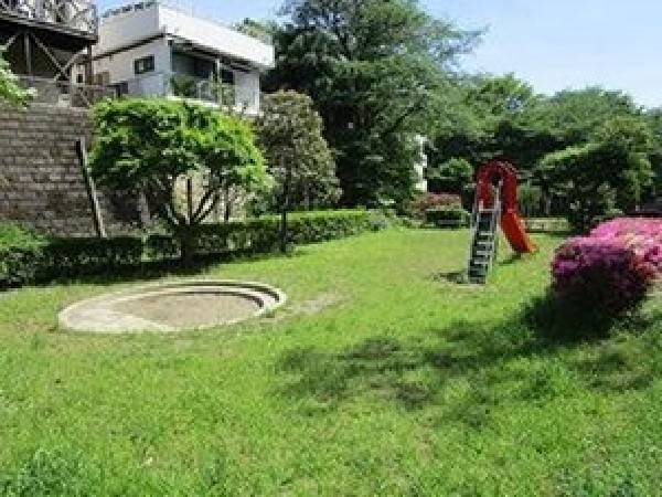 周辺環境:入間公園(旧NTT東日本研修センタグラウンドの東側斜面の下にある自然豊かな谷地状の南北に細長い公園です。)