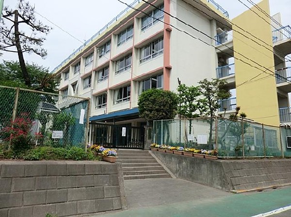 周辺環境:三鷹市立大沢台小学校(おおさわ学園として、第七中学校と羽沢小学校と協働しながら、コミュニティスクールを基盤とした小中一貫教育を推進している小学校です。)