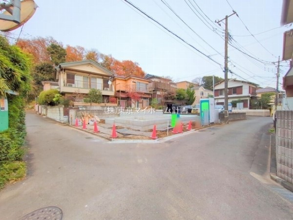 外観:前面道路含む現地外観写真（建築中）