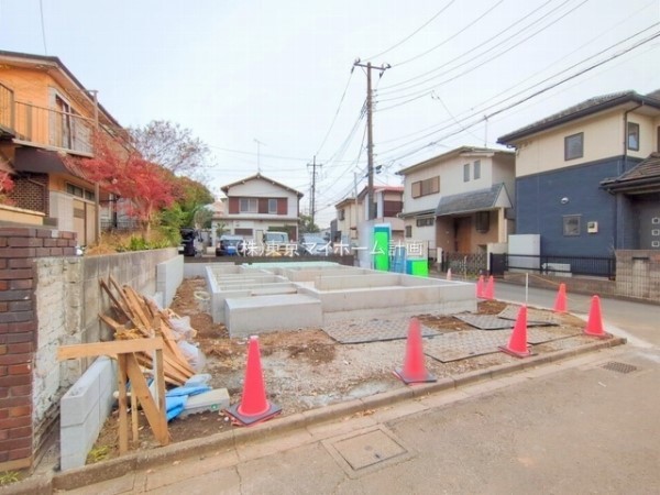 外観:前面道路含む現地外観写真（建築中）