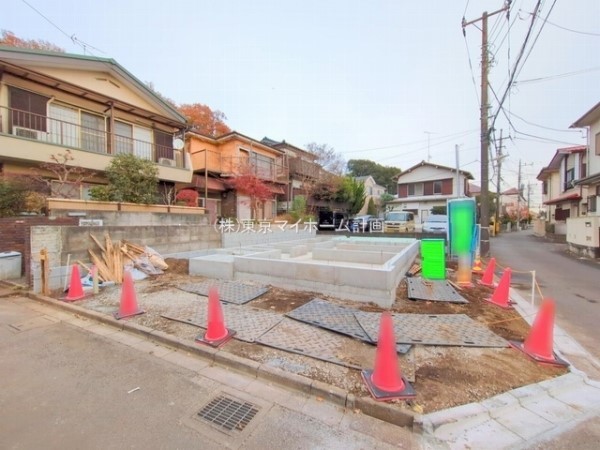 外観:前面道路含む現地外観写真（建築中）