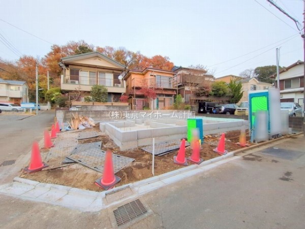 外観:前面道路含む現地外観写真（建築中）