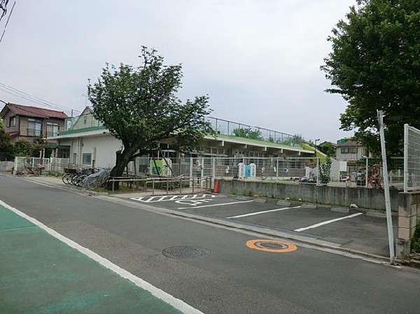 周辺環境:三鷹市立大沢台保育園(広い園庭内にはこどもたちに大人気の木の小屋などがあります。)