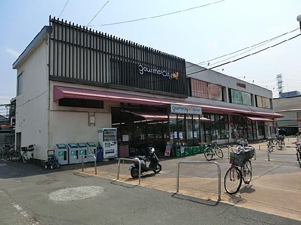 周辺環境:グルメシティ関東神代店(「届けたいのは安心」をモットーにディーズベーカリーやバイヤーイチオシ商品、旬の食材を食卓へ提供します。)