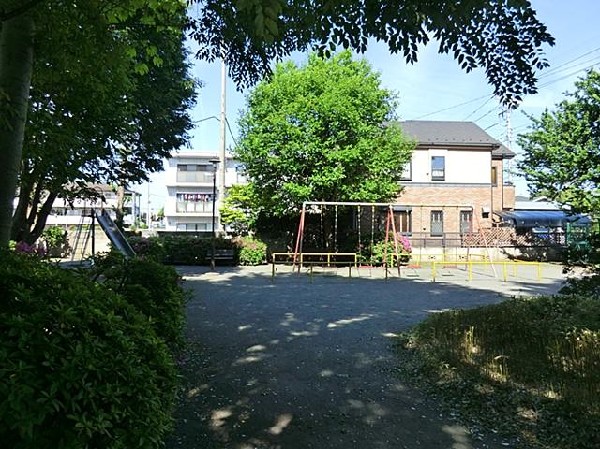 周辺環境:野崎かきの木児童公園(自然とふれあい、子供の未来を育む緑の楽園。親子の笑顔がここに溢れます。)