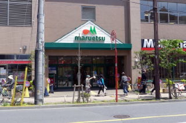 周辺環境:マルエツ国領店(狛江通りに面して大型複合施設「ココスクエア」があり、B1、1階の「マルエツ国領店」は深夜1時までの営業とこちらもたいへん便利です。)