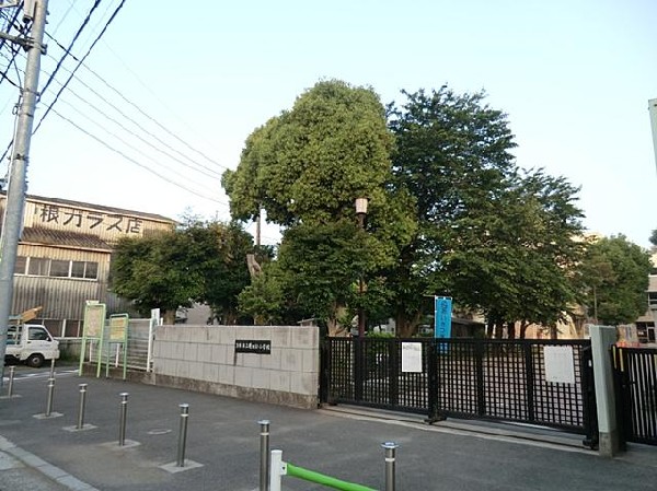 周辺環境:調布市立飛田給小学校(地域との連携を深め、スポーツ教育に力を入れている小学校。)