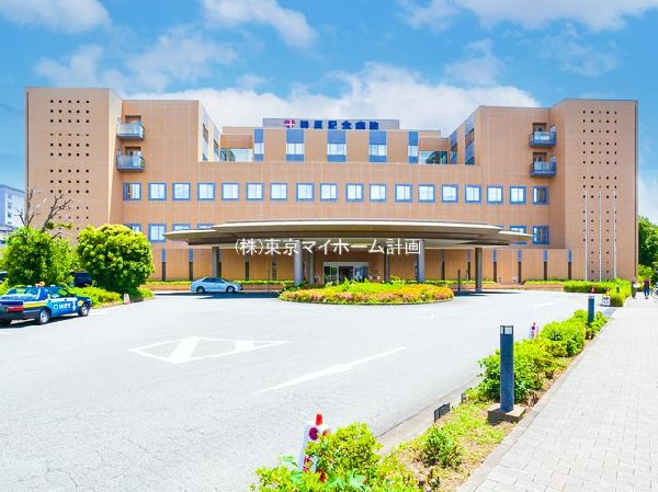 周辺環境:榊原記念病院(疾患や年齢・性別に関係なく、あらゆる症状に対して地域の医療機関と連携をしながら、患者さんに納得していただける診療を行っています。)