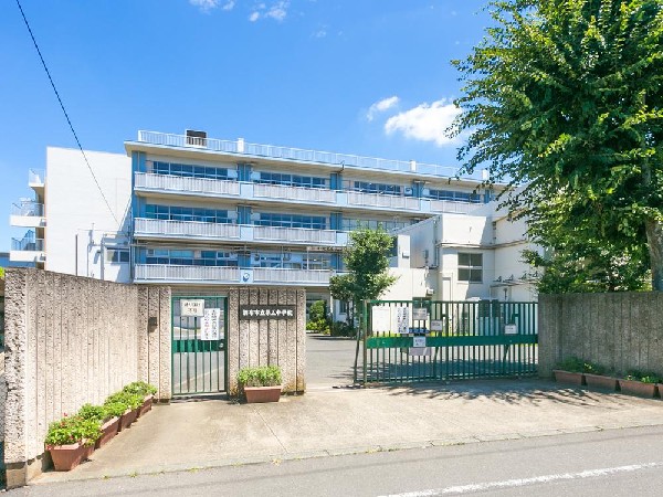 周辺環境:調布市立第五中学校(体育祭や合唱コンクールが盛んで、生徒が主体的に活動。)