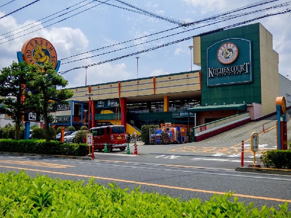 周辺環境:キッチンコート西調布店まで1200m 仕事帰りに立ち寄れる夜10時まで営業が嬉しい。100台を超える大型駐車場を完備した生鮮食品から日用雑貨( 仕事帰りに立ち寄れる夜10時まで営業が嬉しい。100台を超える大型駐車場を完備した生鮮食品から日用雑貨まで豊富な品揃えのスーパーです。)