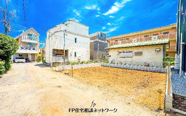 外観:前面道路含む現地土地写真