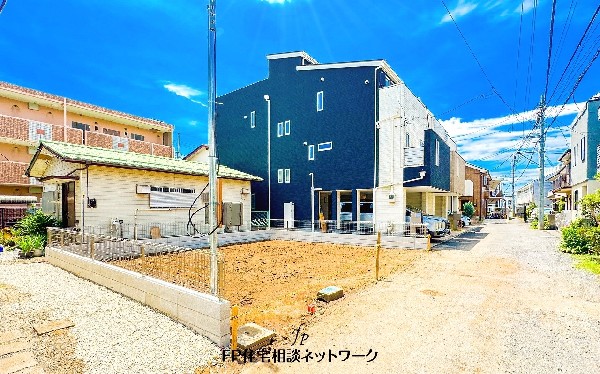 外観:前面道路含む現地土地写真