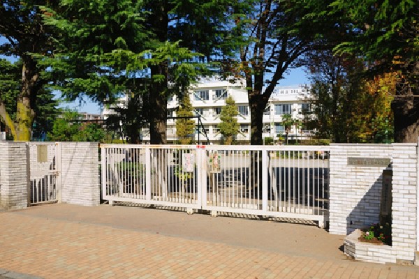 周辺環境:府中市立府中第四小学校(140年以上の歴史を持ち、保護者と地域の人から「地域の中の学校」として親しまれてきた小学校です。)