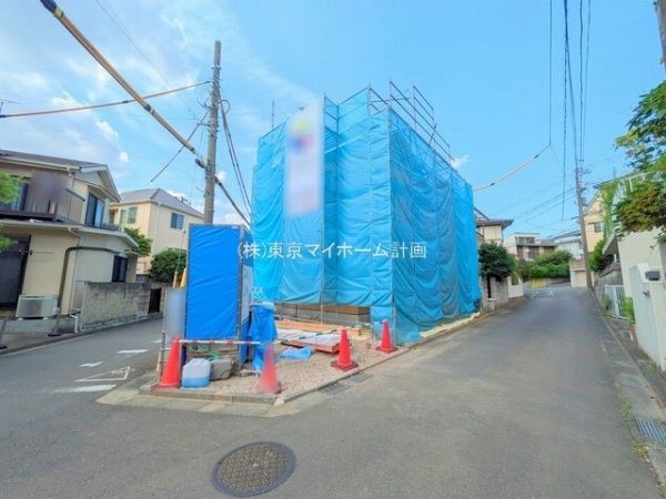 外観:前面道路含む現地外観写真（建築中）