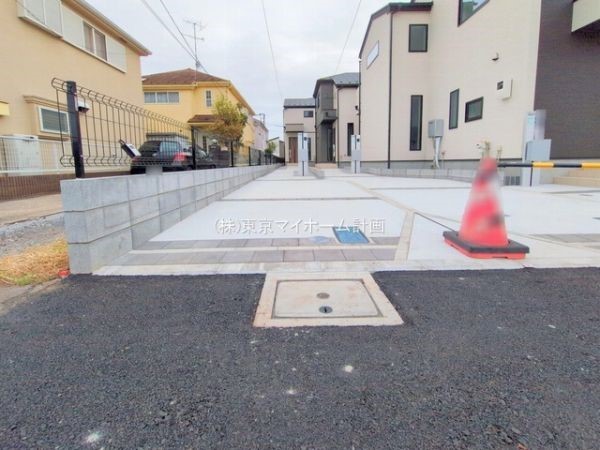 外観:前面道路含む現地外観写真