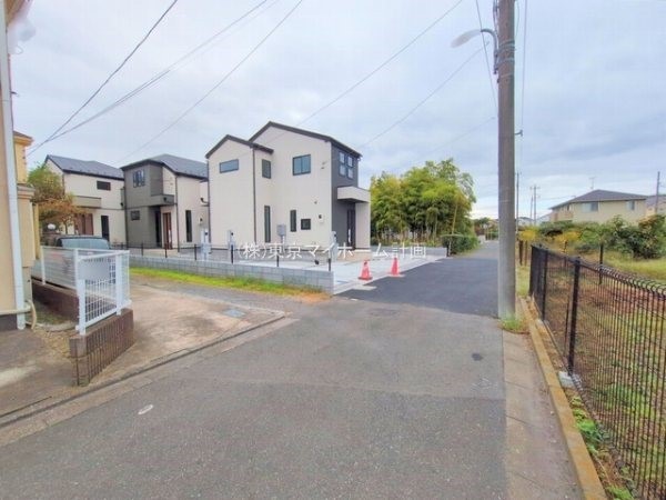 外観:前面道路含む現地外観写真